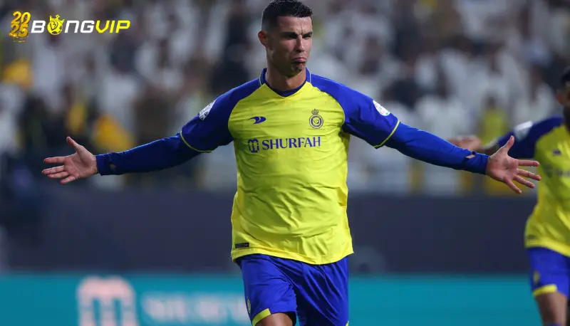 Ronaldo chỉ đạo đồng đội sau khi bị thay ra và hình ảnh của một huấn luyện viên tương lai?