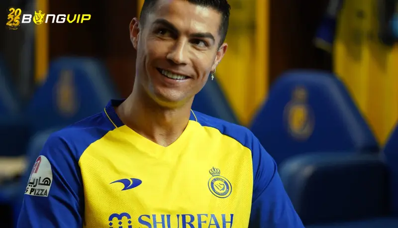 Ronaldo chỉ đạo đồng đội sau khi bị thay ra - Tại sao lại có hành động này?