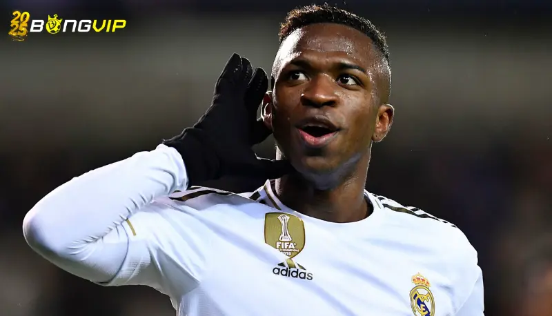 Phản ứng từ giới chuyên môn và người hâm mộ khi Vinicius móc mỉa CĐV Man City