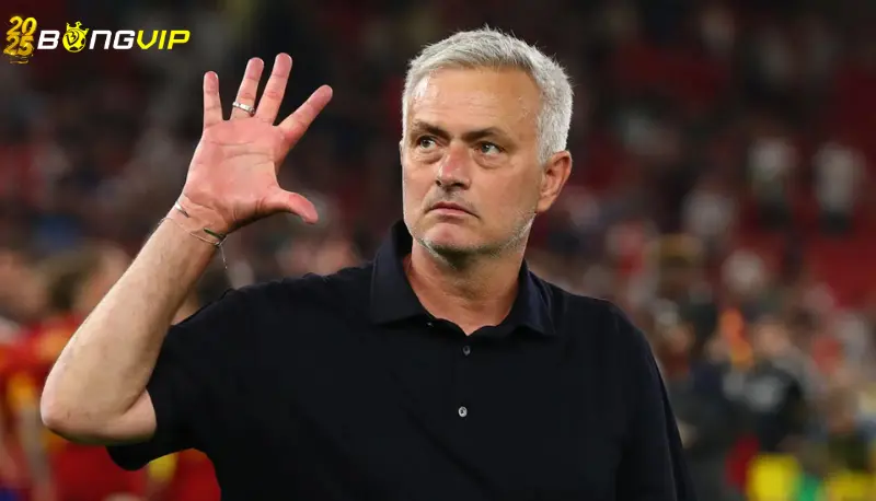 Khoảnh khắc hiếm hoi trong sự nghiệp - Mourinho 'ngủ gật' trước câu hỏi dài trong họp báo